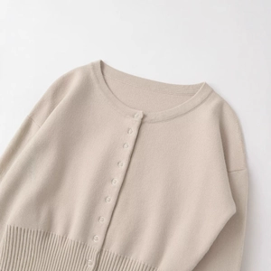 Minimalistische beige Strickjacke mit silbernen Knöpfen und feinen Rippbündchen