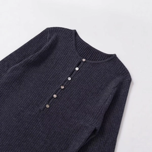 Pull en maille côtelée gris foncé pour femme avec boutons perlés et col rond chic