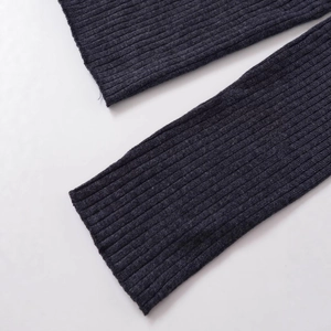 Pull en maille côtelée gris anthracite pour femme avec finition soignée aux poignets