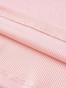 Gros plan sur la texture en tricot côtelé rose et les détails de couture précis