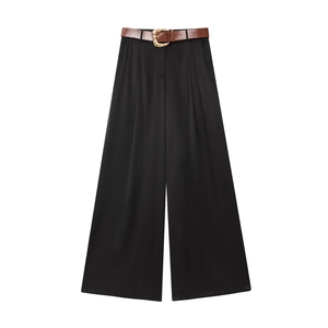 Pantalon large pour femme texture satinée avec ceinture marron foncé et boucle dorée