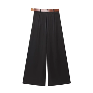 Vue détaillée du pantalon noir à jambes larges avec une ceinture en similicuir marron