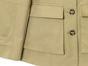 Detailaufnahme der khakifarbenen Twill-Jacke mit Pattentaschen und Schildpattknöpfen