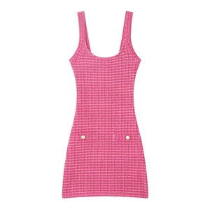 Elegantes rosa Strickkleid mit Gittermuster und dekorativen Metallknöpfen für Damen