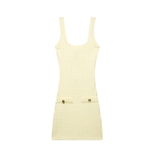 Elegantes ärmelloses Strickkleid in Creme mit U-Ausschnitt und goldenen Zierknöpfen