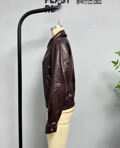 Dettaglio della giacca in pelle marrone scuro con colletto classico a rever e bottoni in metallo