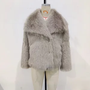 Dettaglio di un cappotto in ecopelliccia grigio chiaro con ampio collo e soffice