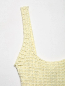 Detail der hellgelben Waffelstrick-Textur bei einem elastischen Sommer-Minikleid