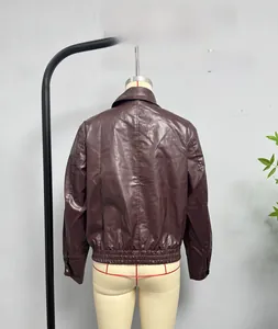 Dettaglio della giacca in similpelle marrone scuro con bordo elastico e cucitura posteriore