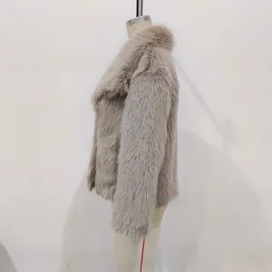 Dettaglio del cappotto in ecopelliccia beige con ampio collo soffice e trama morbida