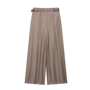 Détail du pantalon large en satin à taille haute avec ceinture marron et pli avant