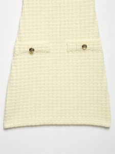 Details zum cremefarbenen Waffelkleid mit goldenen Reliefknöpfen und Taschen