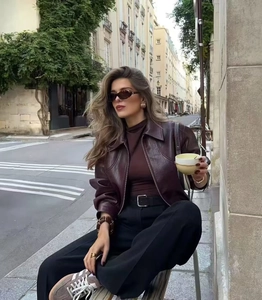 Dettaglio della giacca in pelle vintage marrone scuro con zip e colletto a revers