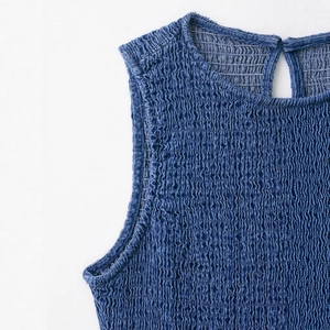 Abito corto in denim blu con texture a nido d'ape e scollo rotondo per donna