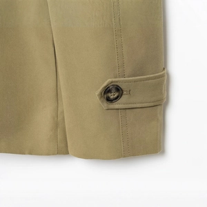 Khaki Baumwolljacke Detail mit hochwertigen Nähten und Riemen mit Marmorknopf-Akzent