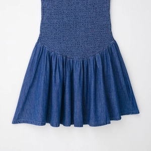 Abito corto in denim blu con bustino elastico a punto smock e trama a nido d'ape
