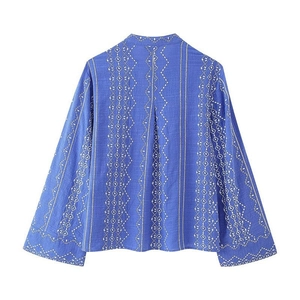 Vue arrière du chemisier en coton bleu avec broderies géométriques et manches longues
