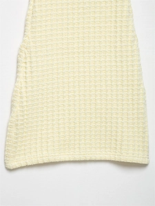 Detailaufnahme der weichen Waffelstruktur dieses beigefarbenen Strickkleides für Damen