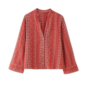 Chemise rouge brique à manches longues, col en V et broderie géométrique avec boutons bois