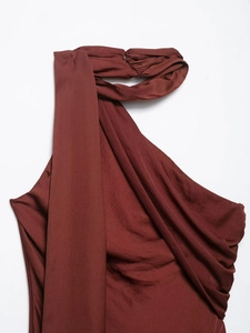 Détail de la robe midi en satin bordeaux avec décolleté licou plissé et écharpe