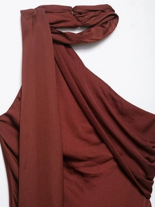 Détail de la robe midi dos nu rouge rouille avec encolure plissée et longs rubans
