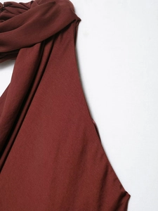 Détail d'une robe midi bordeaux avec col foulard, plis fins et fermeture éclair latérale