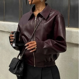 Giacca vintage da donna in ecopelle rosso vino con zip e colletto a rever