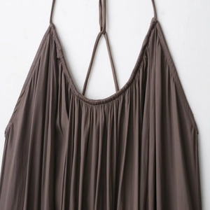 Robe longue élégante en satin marron avec plis fins, licou et détail dos nu raffiné