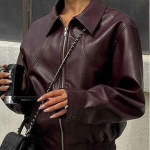 Giacca vintage in finta pelle bordeaux con colletto a rever e zip in stile retrò