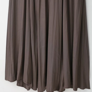 Vue de face de robe longue plissée marron avec texture satinée et plis verticaux fins