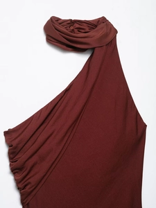 Détail de robe asymétrique à col haut avec boutons et tissu bordeaux à fronces