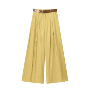 Pantaloni gialli a gamba larga a vita alta con cintura marrone e dettagli a pieghe