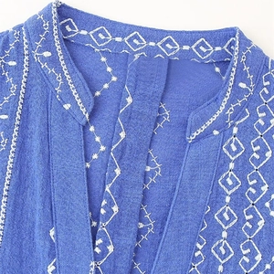Chemisier décontracté bleu à col en V avec broderie géométrique blanche pour femme