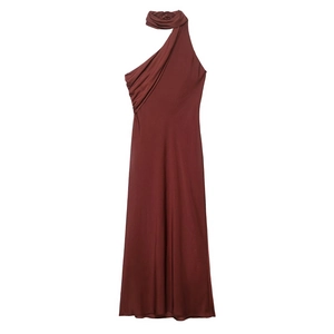 Robe midi élégante en satin marron rouge avec un design unique d'encolure écharpe asymétrique