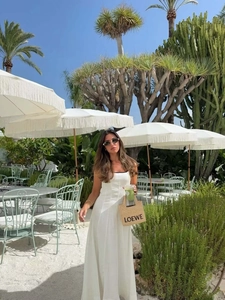 Détails de la robe midi blanche sans manches avec bordure contrastée et jupe évasée