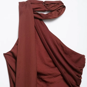 Robe midi asymétrique à col foulard en tissu soyeux rouge foncé avec plis élégants