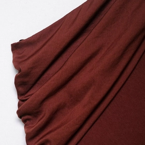 Robe midi asymétrique bordeaux en maille douce drapée avec texture plissée élégante