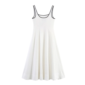 Détail de la robe midi blanche avec fines doubles bretelles noires et liseré contrasté
