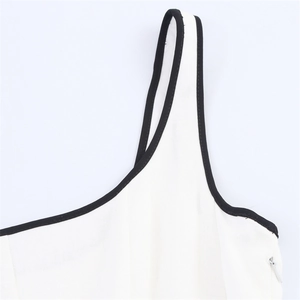 Détail de la robe midi blanche avec liseré noir contrasté et fermeture éclair invisible