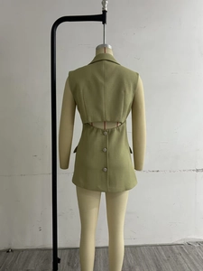 Vue détaillée du gilet de costume irrégulier dos nu avec boutons argentés vert sauge