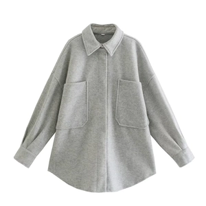 Surchemise ample en tweed gris clair pour femme avec grandes poches et ourlet arrondi