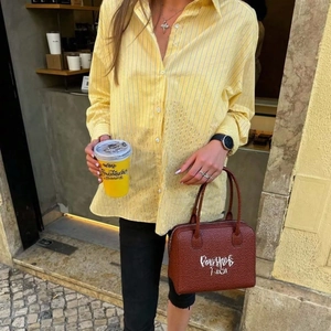 Camicia oversize a righe gialle da donna con borsa marrone con scritte graffiti