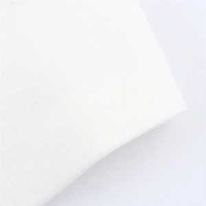 Gros plan d'une robe midi blanche montrant la texture du tricot et les détails du tissu