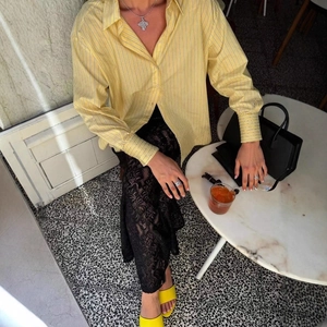 Completo donna con camicia a righe giallo chiaro e gonna in pizzo nero per look casual