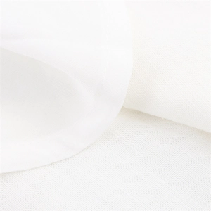 Vue macro détaillée de la texture du coton blanc et des coutures fines sur l'ourlet arrondi