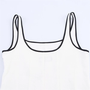 Détail de la robe midi blanche avec bordure contrastée noire et encolure en U élégante