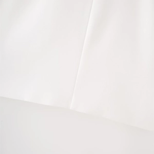 Macro della trama del tessuto twill bianco che mostra i dettagli del materiale per il completo