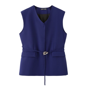 Détail du gilet bleu roi à col en V avec lien à la taille et boutons dorés