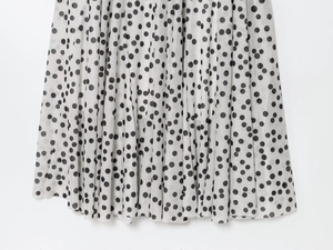 Detail des weißen Polka-Dot-Saums mit feinen Falten und leichter Textur des Stoffes