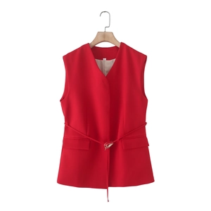 Veste sans manches rouge pour femme avec ceinture et poches à rabat style professionnel